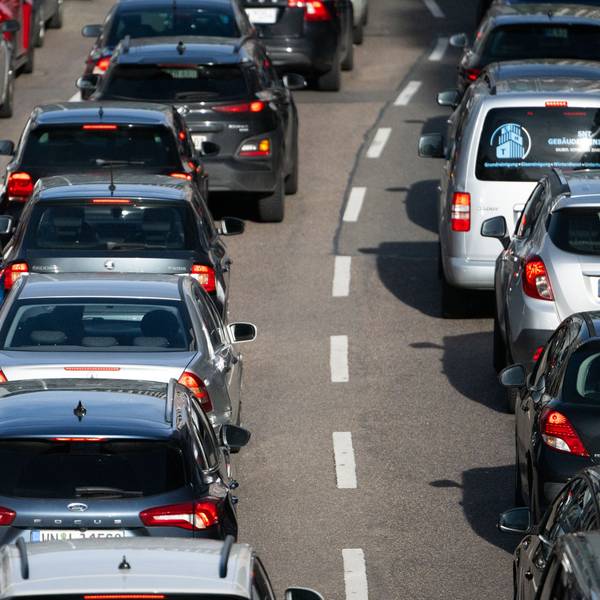 Autos stehen auf einer Autobahn im Stau.