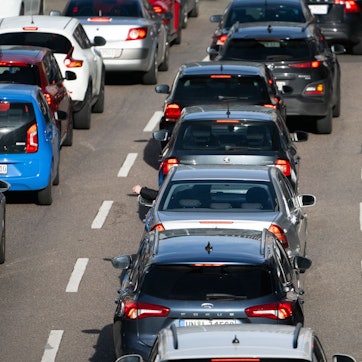 Autos stehen auf einer Autobahn im Stau.