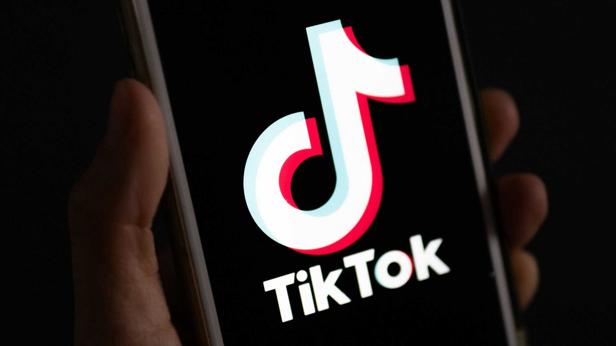 Das Logo der Plattform Tiktok auf einem Smartphone.