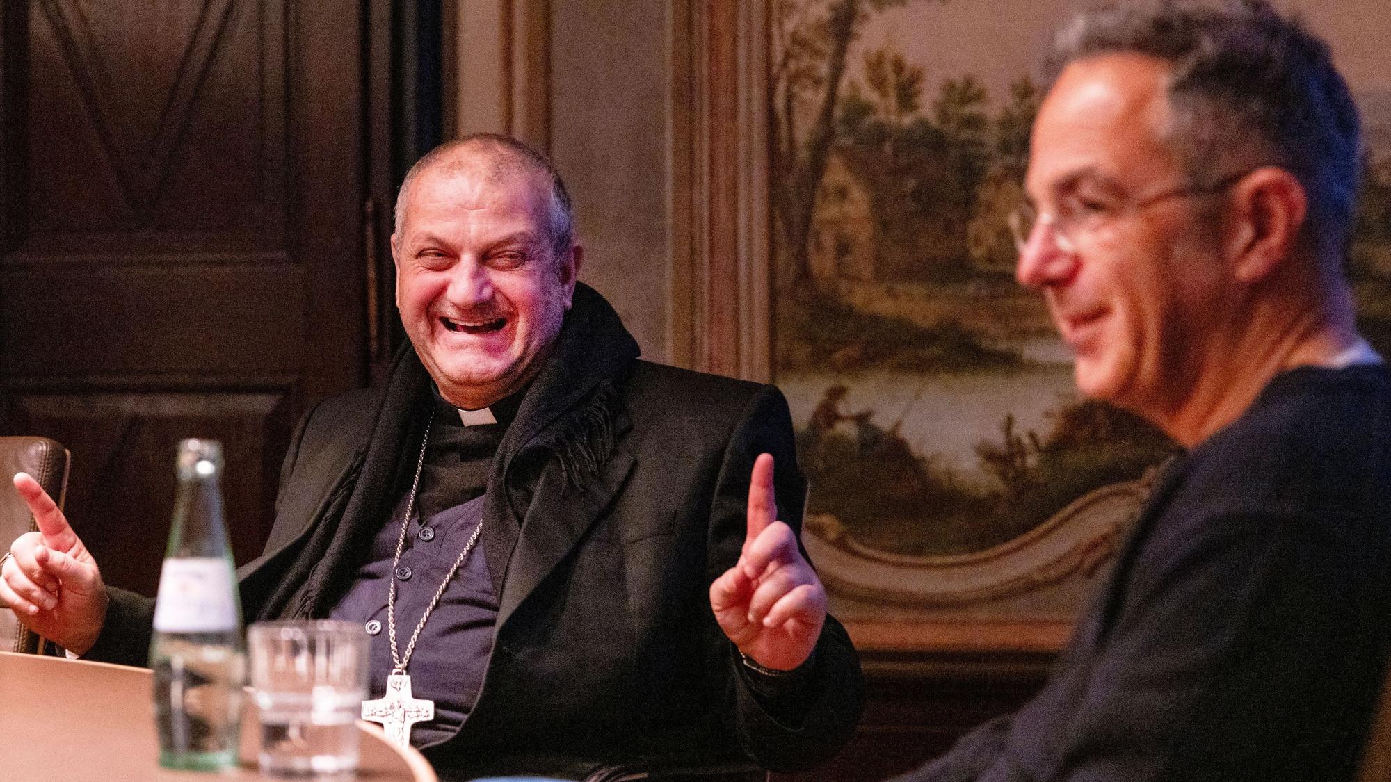 11.03.2025, Köln: Treffen zwischen Erzbischof Jacques Mourad (kath. Kirche in Syrien) und dem Schriftsteller Navid Kermani im Erzbischöflichen Generalvikariat.
Im Bild v.l.n.r. Jacques Mourad und Navid Kermani.
Foto: Michael Bause