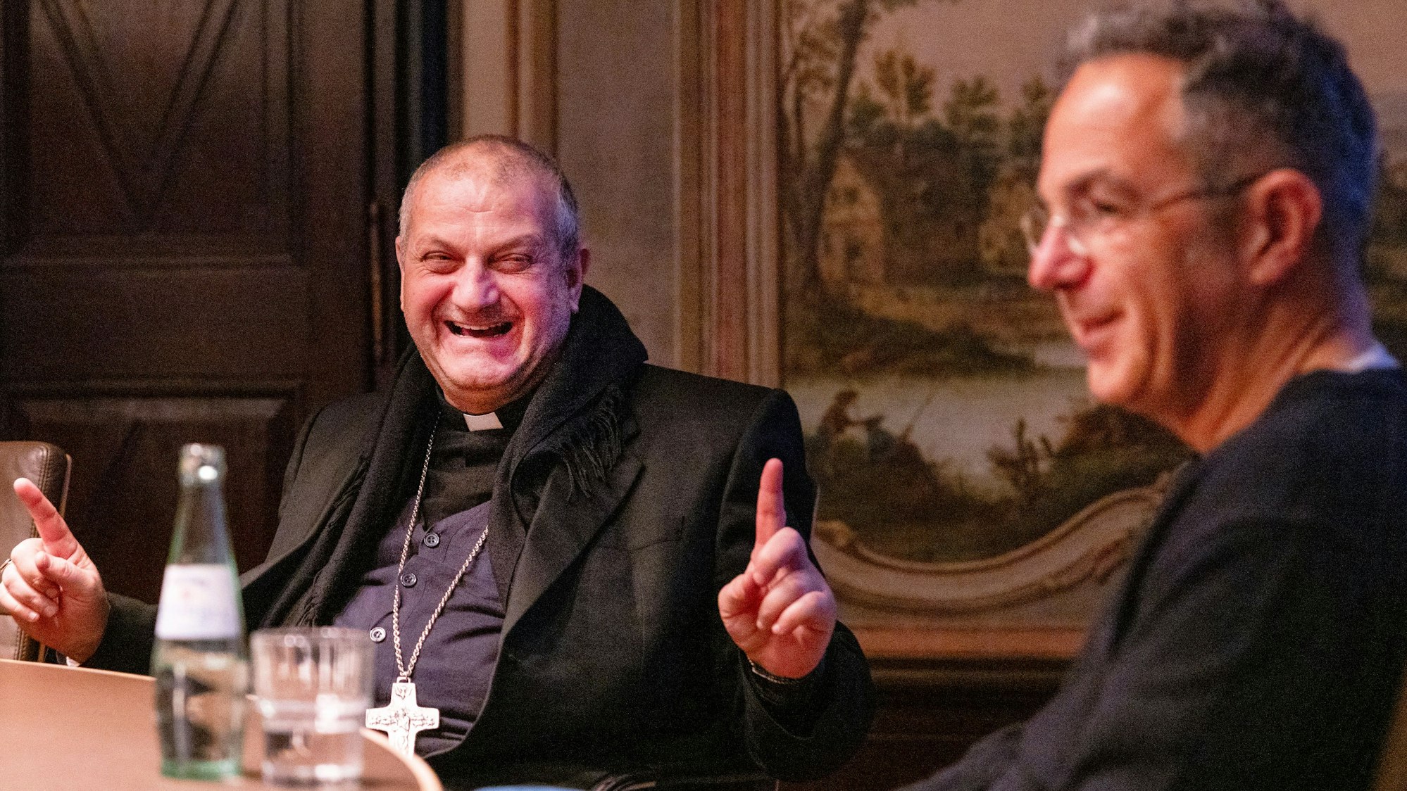 11.03.2025, Köln: Treffen zwischen Erzbischof Jacques Mourad (kath. Kirche in Syrien) und dem Schriftsteller Navid Kermani im Erzbischöflichen Generalvikariat.
Im Bild v.l.n.r. Jacques Mourad und Navid Kermani.
Foto: Michael Bause