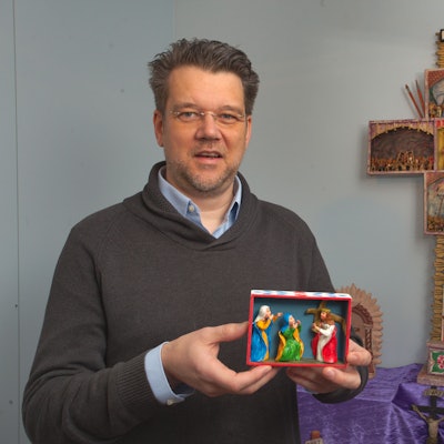 Museumssprecher Lukas Schlichtebrede zeigt eine Miniatur aus der neuen Sondersausstellung.