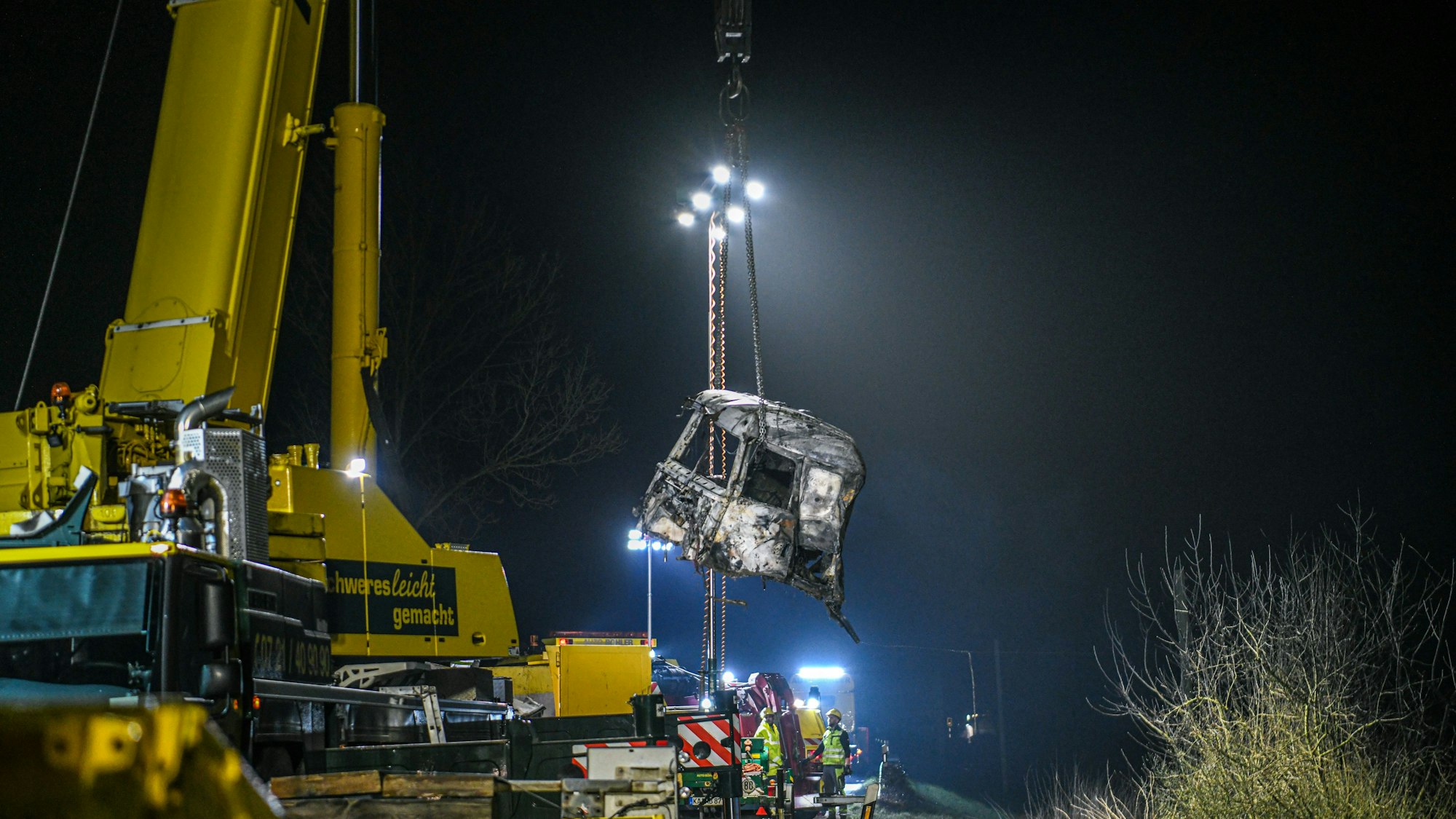 Blick auf die Unfallstelle nach dem Zusammenstoß eines Tanklasters mit einer Stadtbahn.