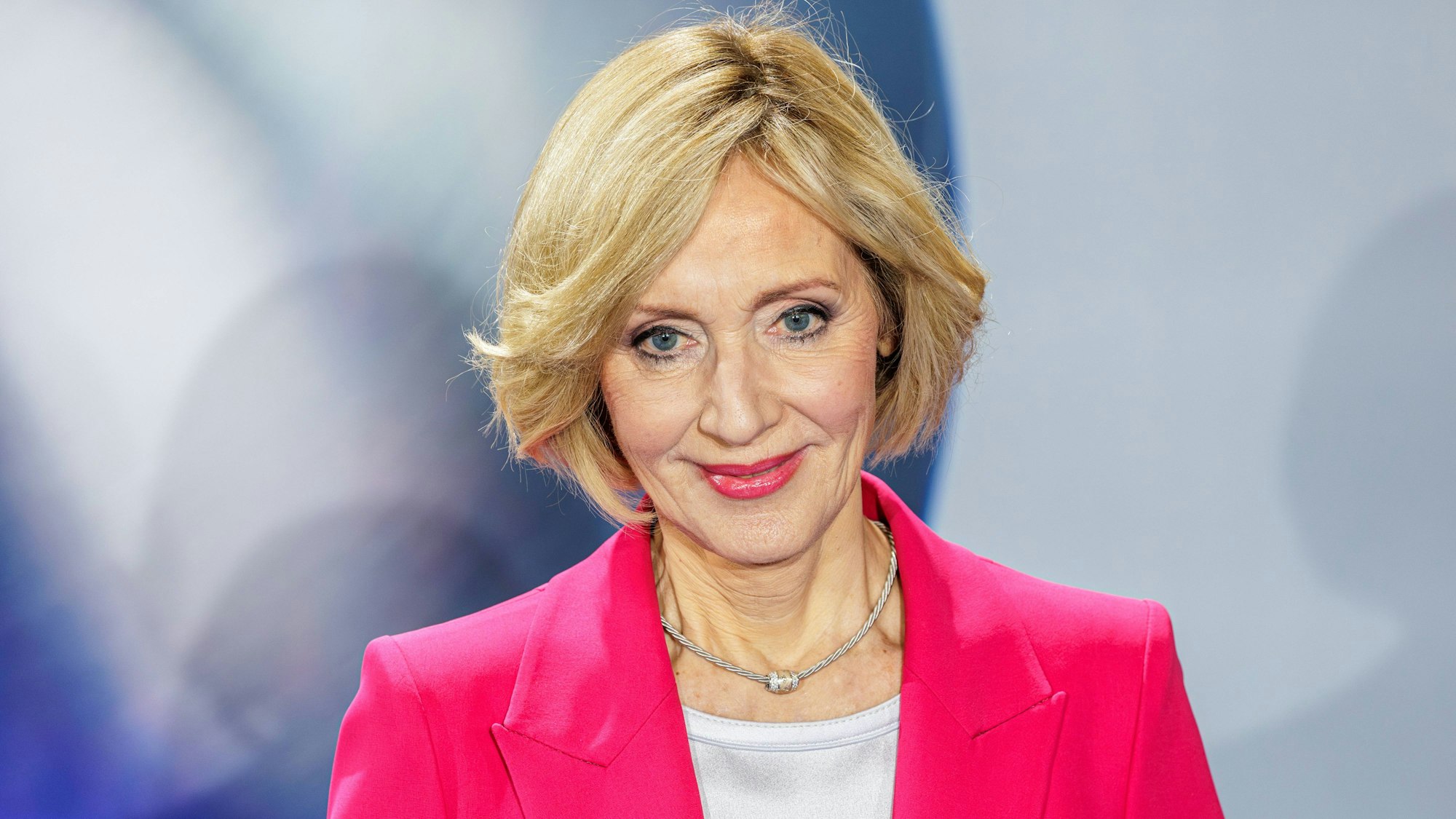 Petra Gerster lächelt in die Kamera.