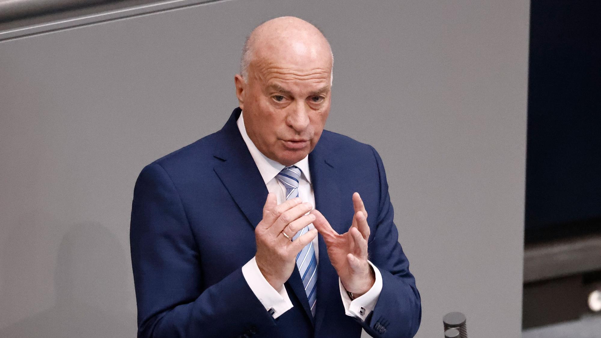 Rüdiger Lucassen (AfD) spricht bei der Debatte zur nationalen Sicherheitsstrategie im Deutschen Bundestag. (zu dpa: «AfD-Bundestagsabgeordneter Lucassen kritisiert Parteiführung und Höcke») +++ dpa-Bildfunk +++