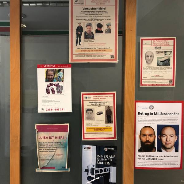 Fahndungsplakate in der Polizeiwache Leverkusen Heymannstraße