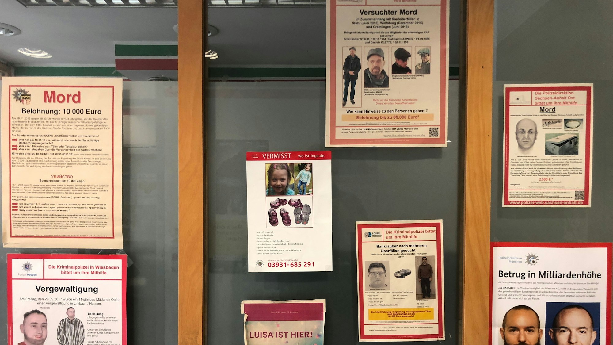 Fahndungsplakate in der Polizeiwache Leverkusen Heymannstraße.Foto: Ralf Krieger
