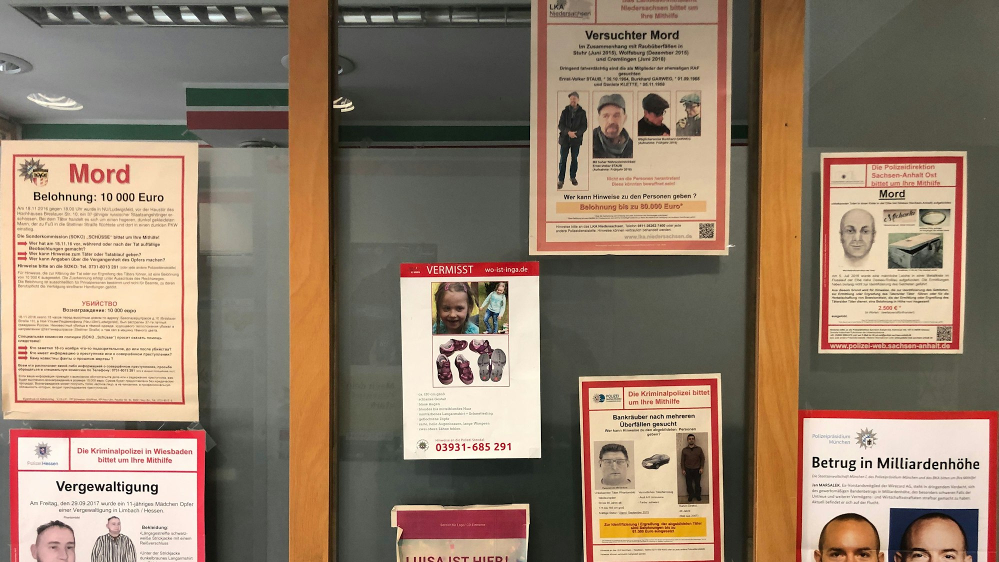 Fahndungsplakate in der Polizeiwache Leverkusen Heymannstraße
