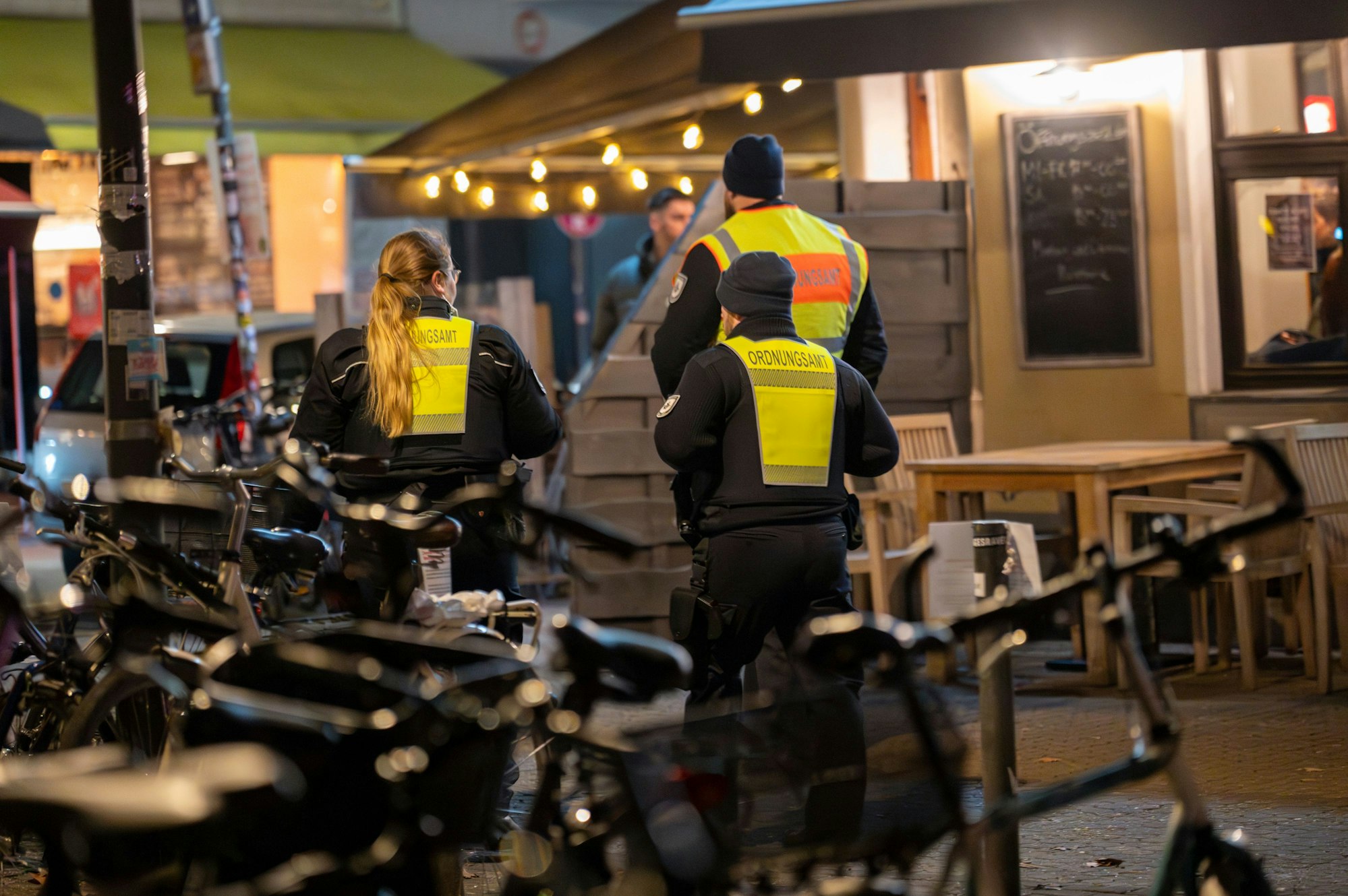 06.02.2025, Köln: Das Ordnungsamt patrouilliert abends am Brüsseler Platz. Zum Schutz der Anwohnenden vor Lärm dürfen sich nach 22 Uhr auf dem Brüsseler Platz erstmalig keine Personen mehr aufhalten. Das Verweilverbot gilt zukünftig am Freitag, Samstag und vor Feiertagen. Foto: Uwe Weiser
