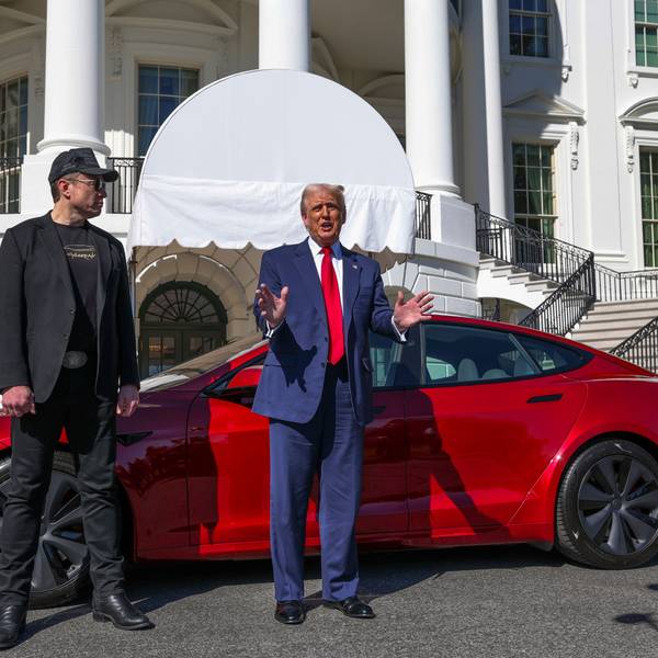 Ds Bild zeigt US-Präsident Donald Trump (r) und Tesla-CEO Elon Muskwie sie zu Reportern vor einem roten Tesla Model S auf dem Südrasen des Weißen Hauses sprechen. Foto: -/Pool/AP/dpa +++ dpa-Bildfunk +++