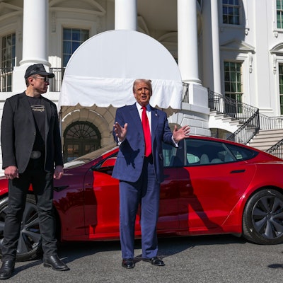 Ds Bild zeigt US-Präsident Donald Trump (r) und Tesla-CEO Elon Muskwie sie zu Reportern vor einem roten Tesla Model S auf dem Südrasen des Weißen Hauses sprechen. Foto: -/Pool/AP/dpa +++ dpa-Bildfunk +++