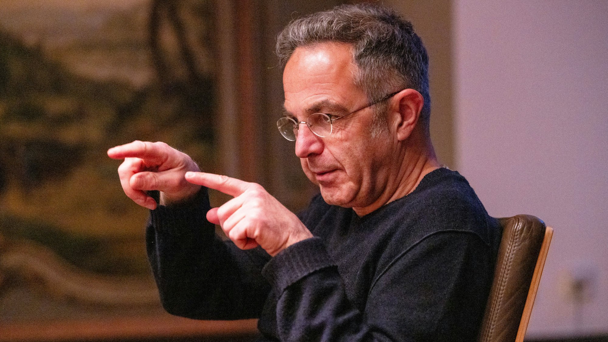 11.03.2025, Köln: Treffen zwischen Erzbischof Jacques Mourad (kath. Kirche in Syrien) und dem Schriftsteller Navid Kermani im Erzbischöflichen Generalvikariat.
Im Bild v.l.n.r. Navid Kermani.
Foto: Michael Bause