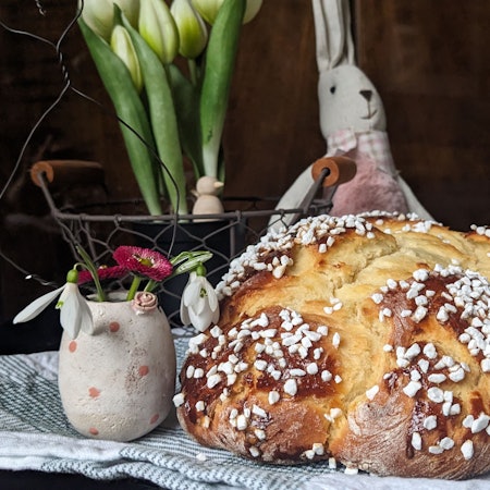 Ein luftiger Hefezopf, reichlich mit Hagelzucker bestreut, darf an Ostern nicht fehlen.