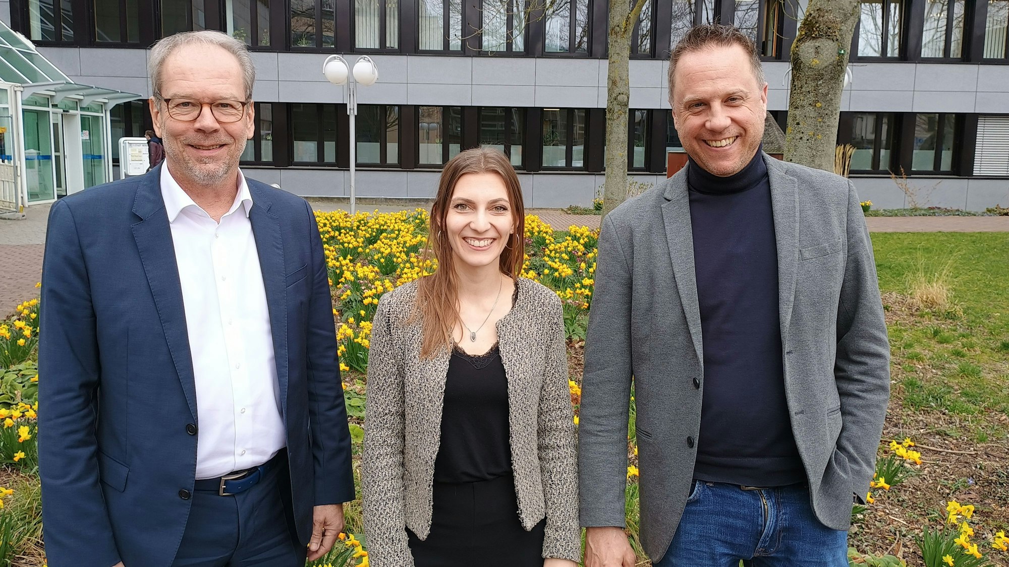 Bergheims Bürgermeister Volker Mießeler (l.) ist Vorsitzender der Verbandsversammlung. Auf dem Foto ist er mit Schulleiterin Theresa Meumertzheim und Schulleiter Peter Protschka zu sehen.