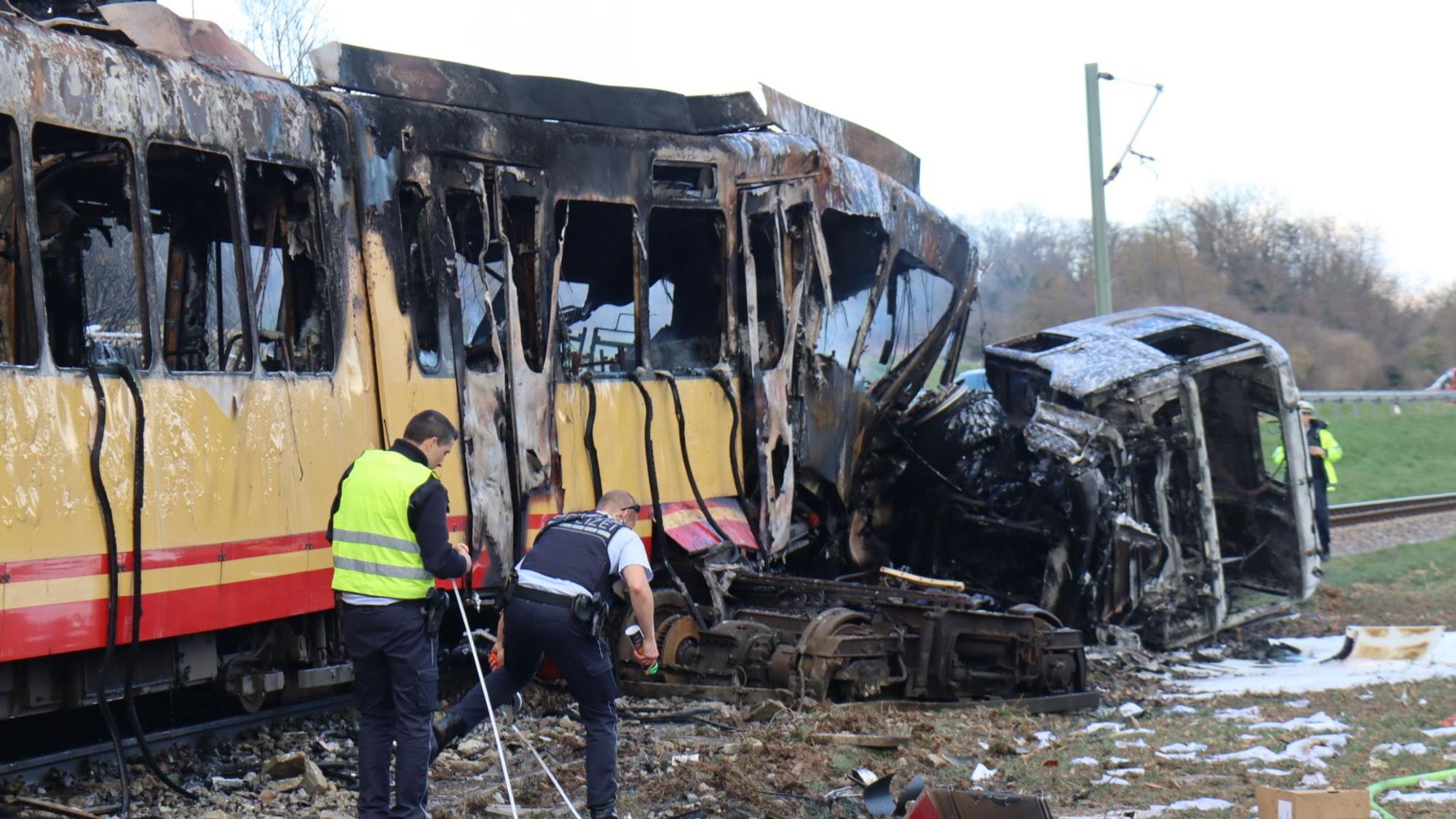 Polizei nimmt nach einem Zusammenstoß zwischen einem Tanklaster und einer Stadtbahn die Unfallstelle in Augenschein.
