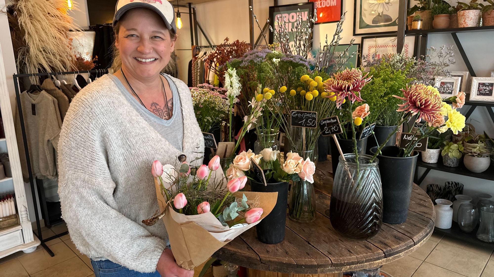 Eine Frau in einem Blumengeschäft.