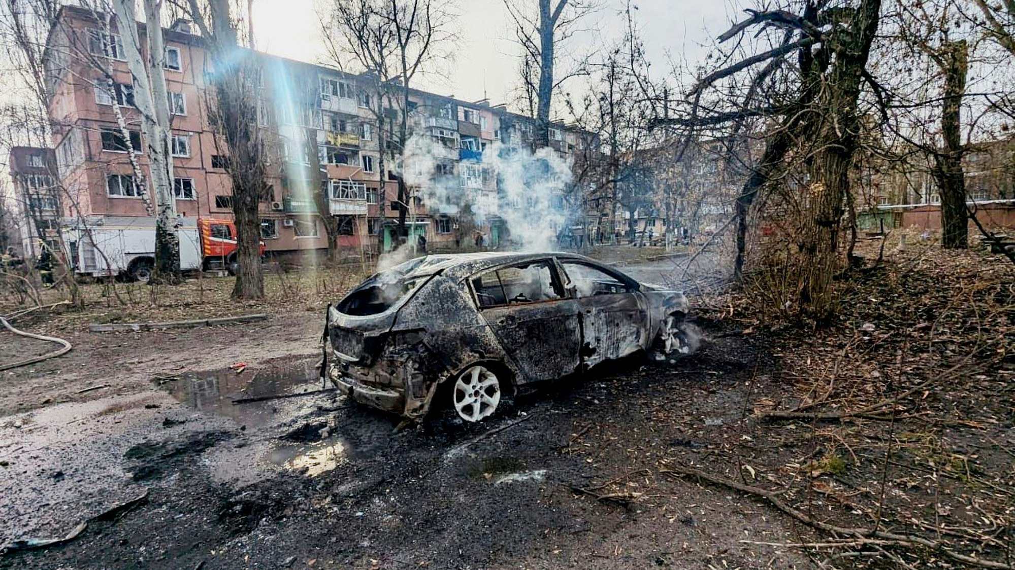 Auf diesem vom ukrainischen Katastrophenschutz zur Verfügung gestellten Foto sind ein verbranntes Auto und beschädigte Wohnhäuser in Krywyj Rih zu sehen, nachdem eine russische Rakete eingeschlagen ist.