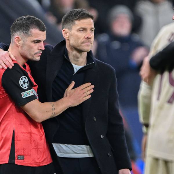 11.03.2025, Nordrhein-Westfalen, Leverkusen: Fußball: Champions League, Bayer Leverkusen - Bayern München, K.o.-Runde, Achtelfinale, Rückspiele, BayArena. Bayers Granit Xhaka (l) steht nach der Niederlage mit Bayers Trainer Xabi Alonso zusammen. Foto: Federico Gambarini/dpa +++ dpa-Bildfunk +++
