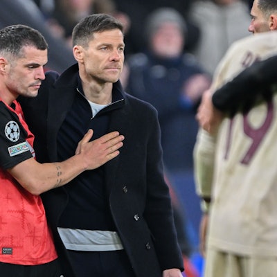 11.03.2025, Nordrhein-Westfalen, Leverkusen: Fußball: Champions League, Bayer Leverkusen - Bayern München, K.o.-Runde, Achtelfinale, Rückspiele, BayArena. Bayers Granit Xhaka (l) steht nach der Niederlage mit Bayers Trainer Xabi Alonso zusammen. Foto: Federico Gambarini/dpa +++ dpa-Bildfunk +++