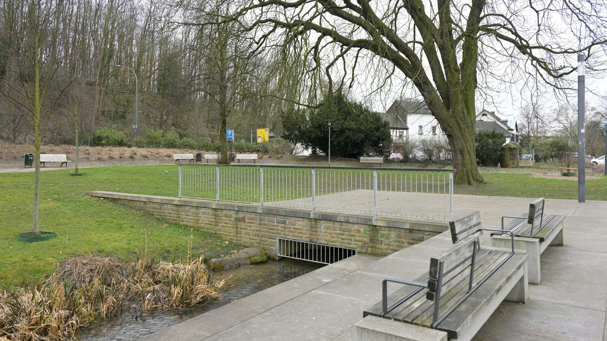 Forum Park mit Brücke über die Strunde.