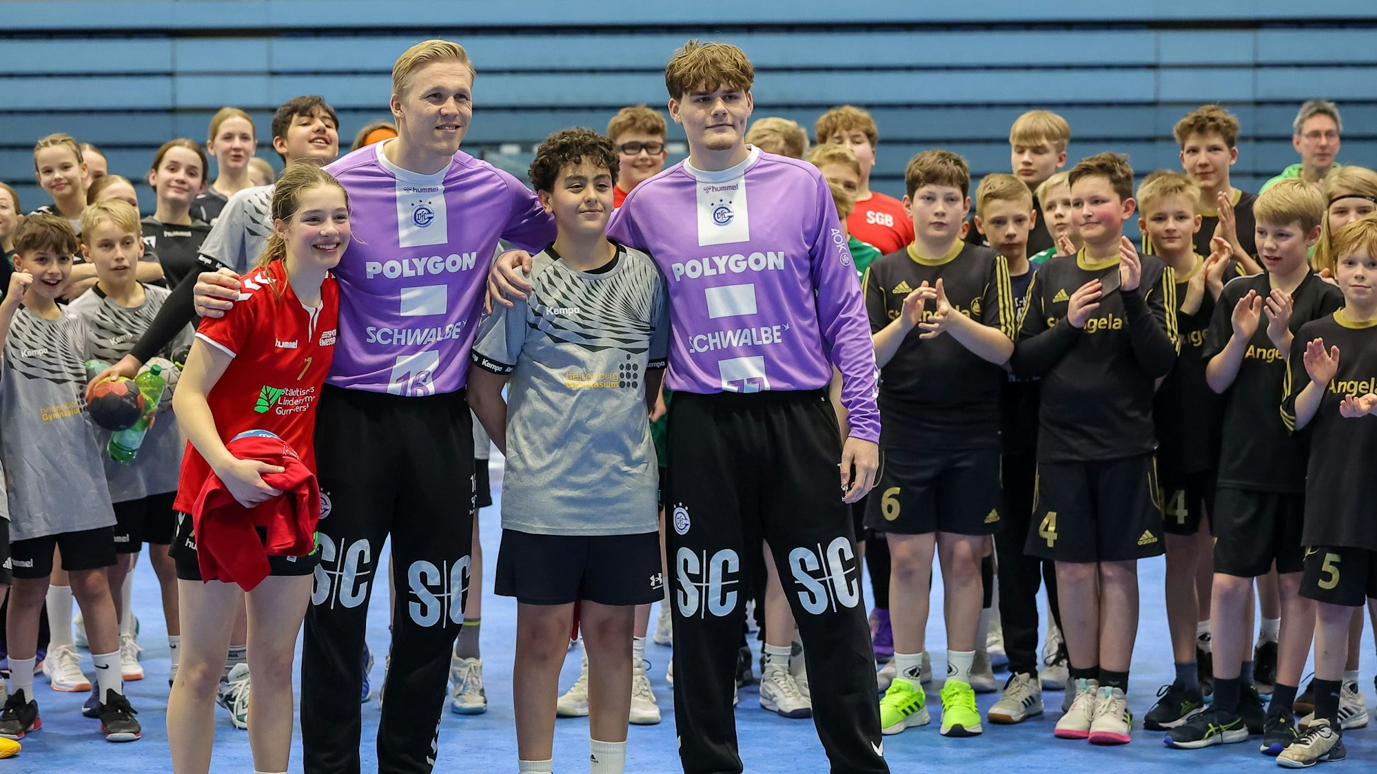 Die Sieger und die VfL-Torhüter stehen in einer Reihe vor den Schulmannschaften.