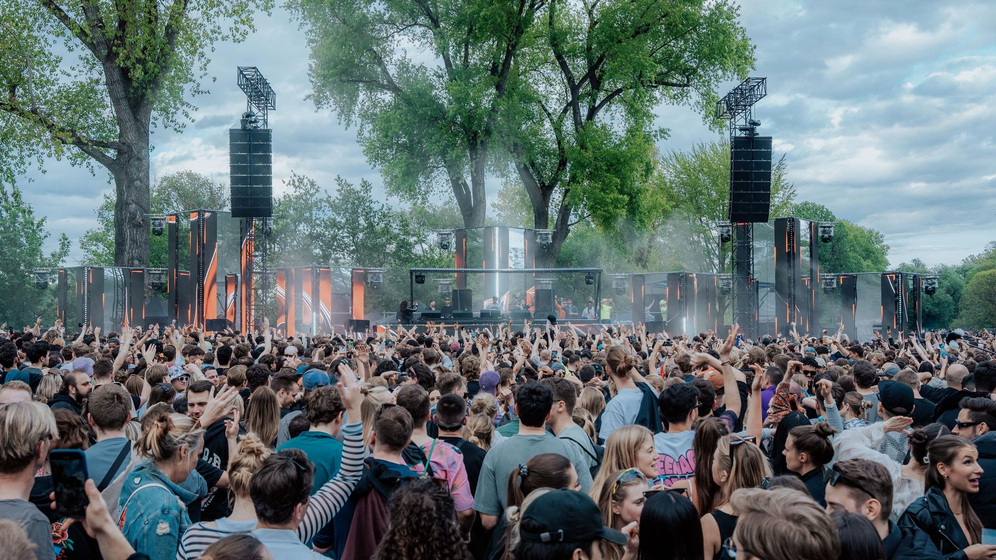 Menschenmenge vor der Bühne der Poller Wiesen im Jugendpark