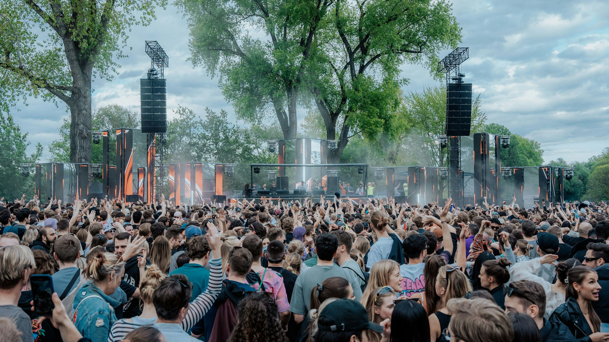 Menschenmenge vor der Bühne der Poller Wiesen im Jugendpark