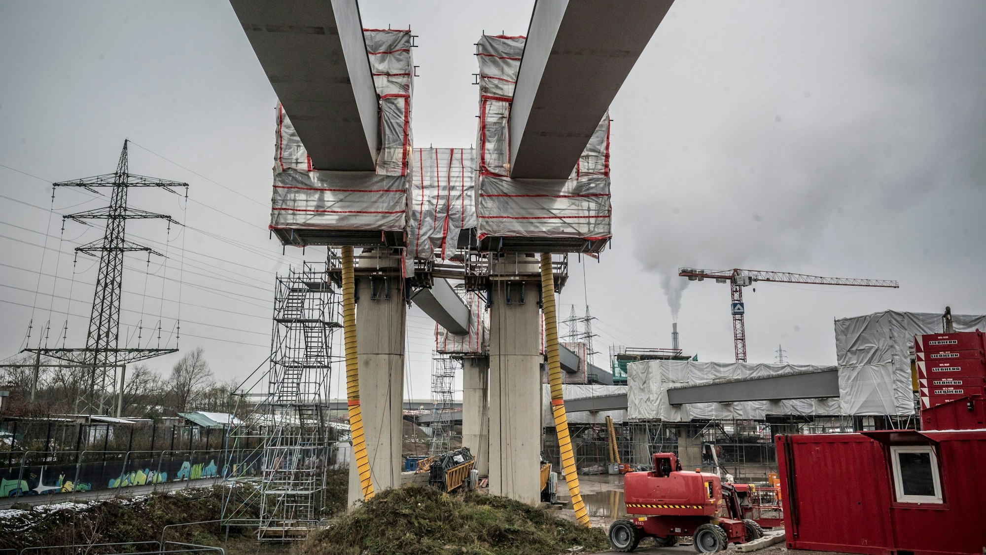 Leverkusen-West: Ein neuer Fahrstreifen für die A1 entsteht.