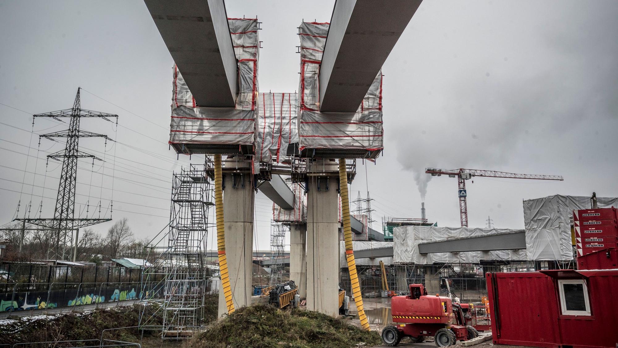 Leverkusen-West: Ein neuer Fahrstreifen für die A1 entsteht.