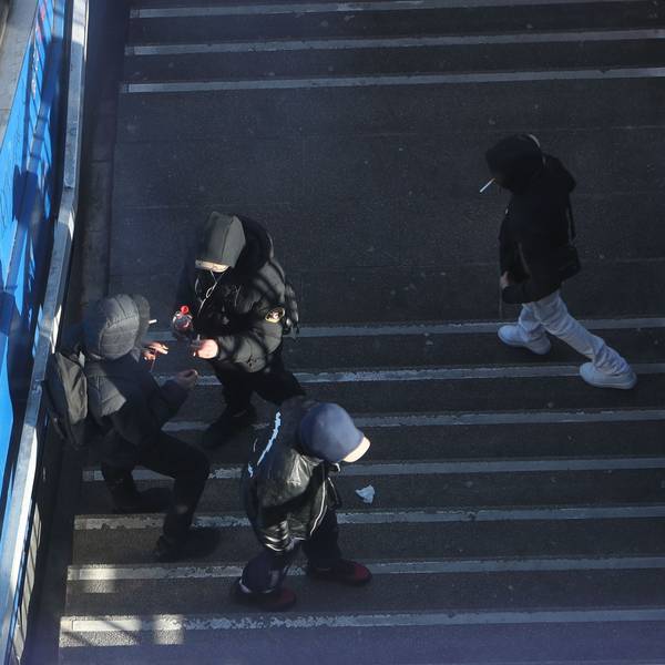 18.02.2025, Köln: Einige Zugänge am Ebertplatz werden von der Stadt zu gemacht. Dealer Treff am Zugang an der Sparkasse. Foto: Arton Krasniqi