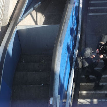 18.02.2025, Köln: Einige Zugänge am Ebertplatz werden von der Stadt zu gemacht. Dealer Treff am Zugang an der Sparkasse. Foto: Arton Krasniqi