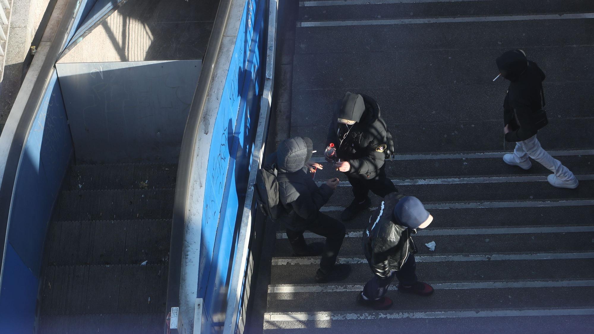 18.02.2025, Köln: Einige Zugänge am Ebertplatz werden von der Stadt zu gemacht. Dealer Treff am Zugang an der Sparkasse. Foto: Arton Krasniqi