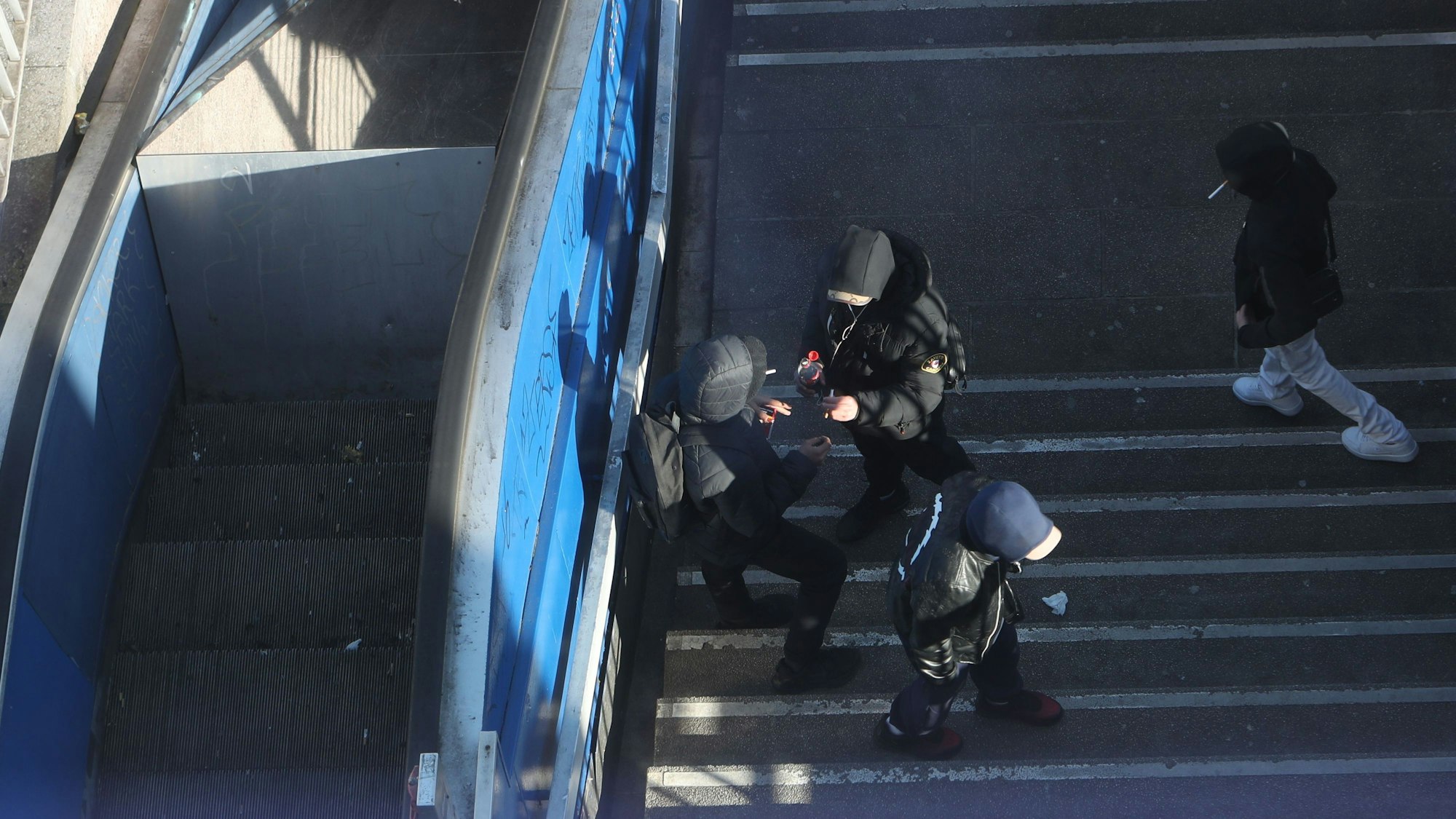 18.02.2025, Köln: Einige Zugänge am Ebertplatz werden von der Stadt zu gemacht. Dealer Treff am Zugang an der Sparkasse. Foto: Arton Krasniqi