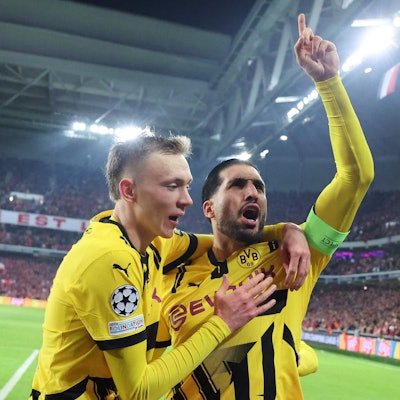 Maximilian Beier (l) und Emre Can von Borussia Dortmund bejubeln das Tor zum zwischenzeitlichen 1:1.