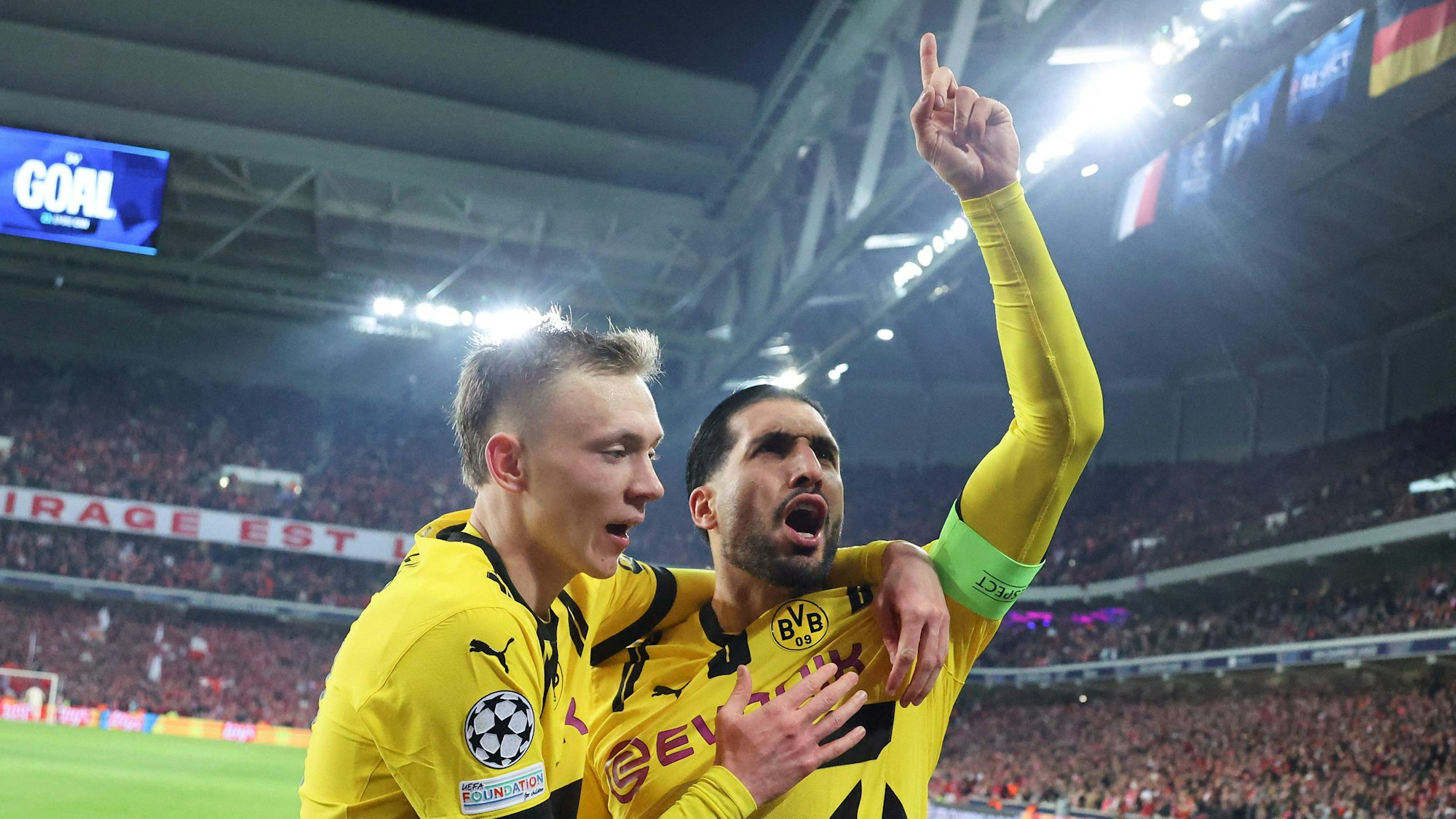 Maximilian Beier (l) und Emre Can von Borussia Dortmund bejubeln das Tor zum zwischenzeitlichen 1:1.