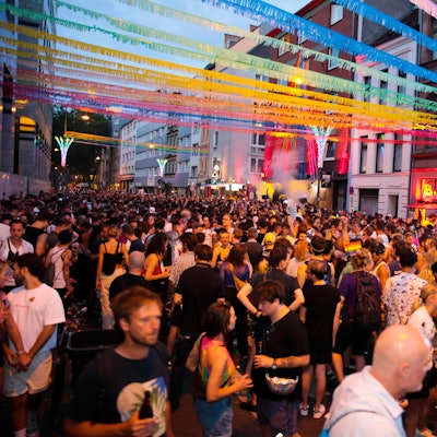 21.04.2024, Köln: Cologne Pride Feier in der Schaafenstraße am Abend gegen 22.00Uhr.Foto:Dirk Borm