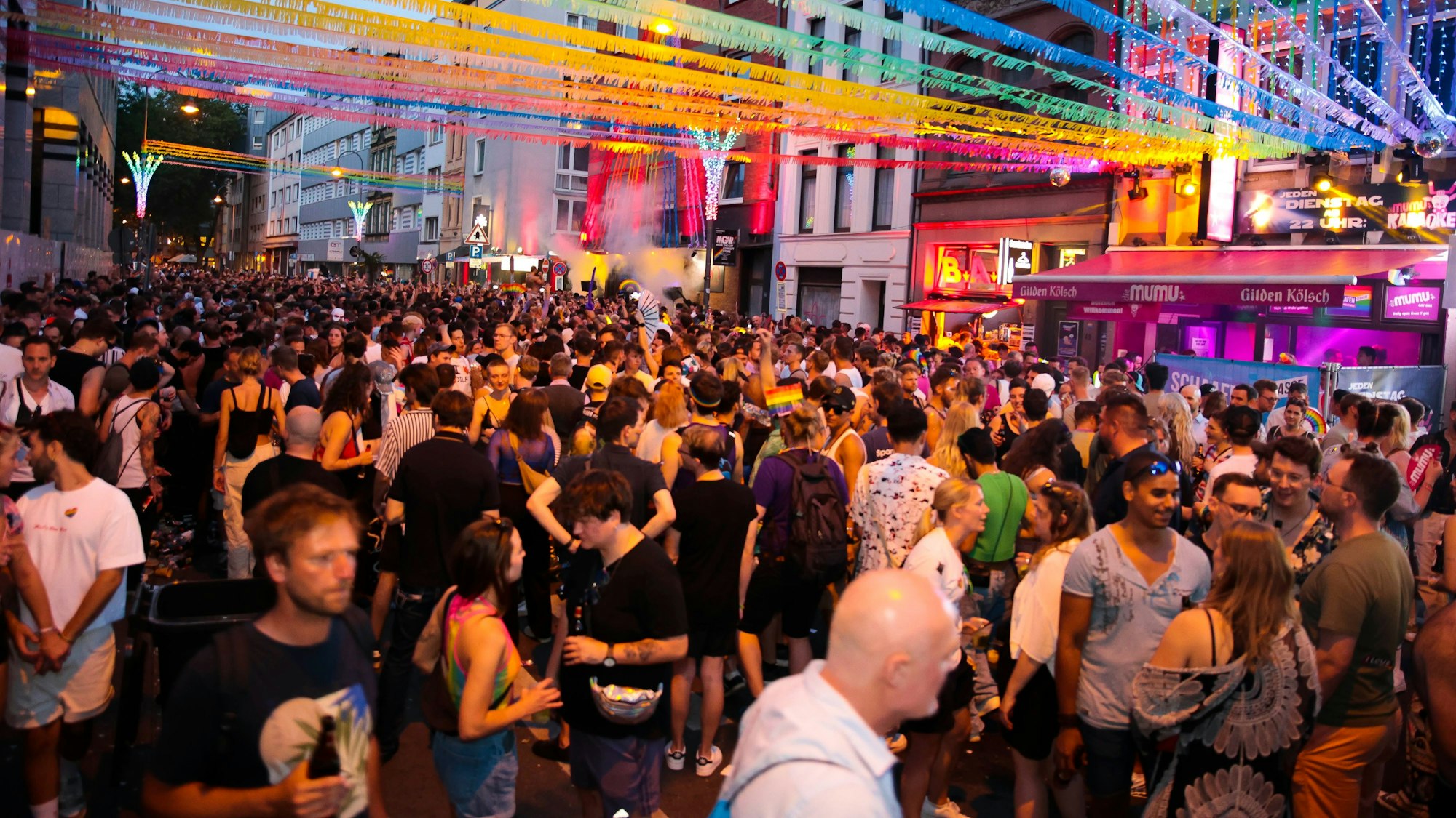 21.04.2024, Köln: Cologne Pride Feier in der Schaafenstraße am Abend gegen 22.00Uhr.Foto:Dirk Borm