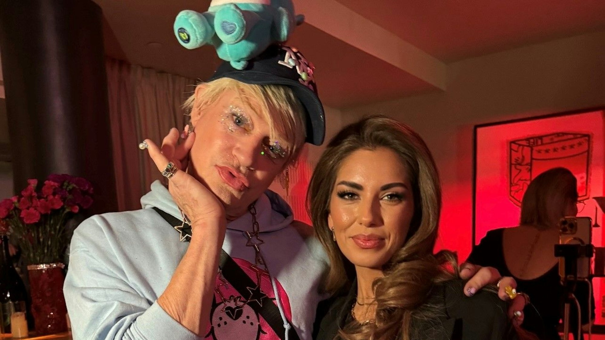 Das Bild zeigt Yasemin Gök mit dem Designer Richie Rich.