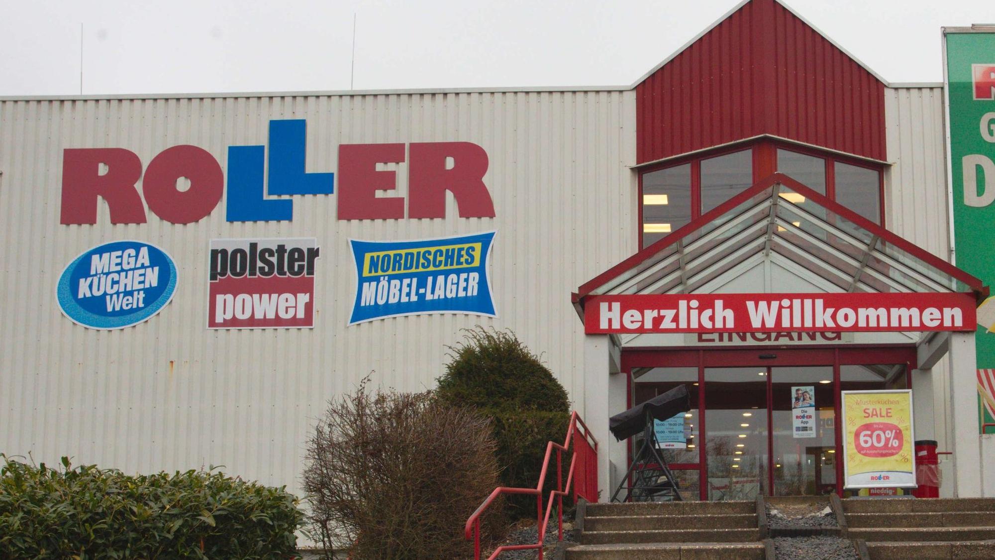 Das Foto zeigt den Eingang zum Möbelhaus Roller.