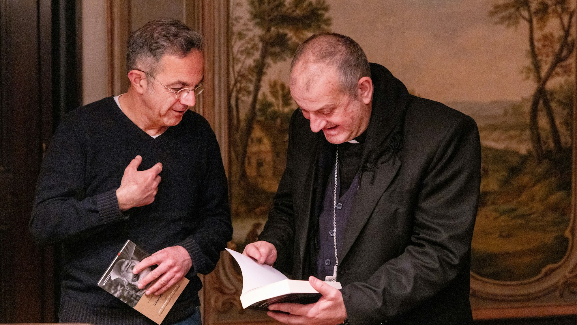 Begegnung zwischen dem syrisch-katholischen Erzbischof Jacques Mourad, Homs, rechts) und dem Schriftsteller Navid Kermani im Erzbischöflichen Generalvikariat Köln.