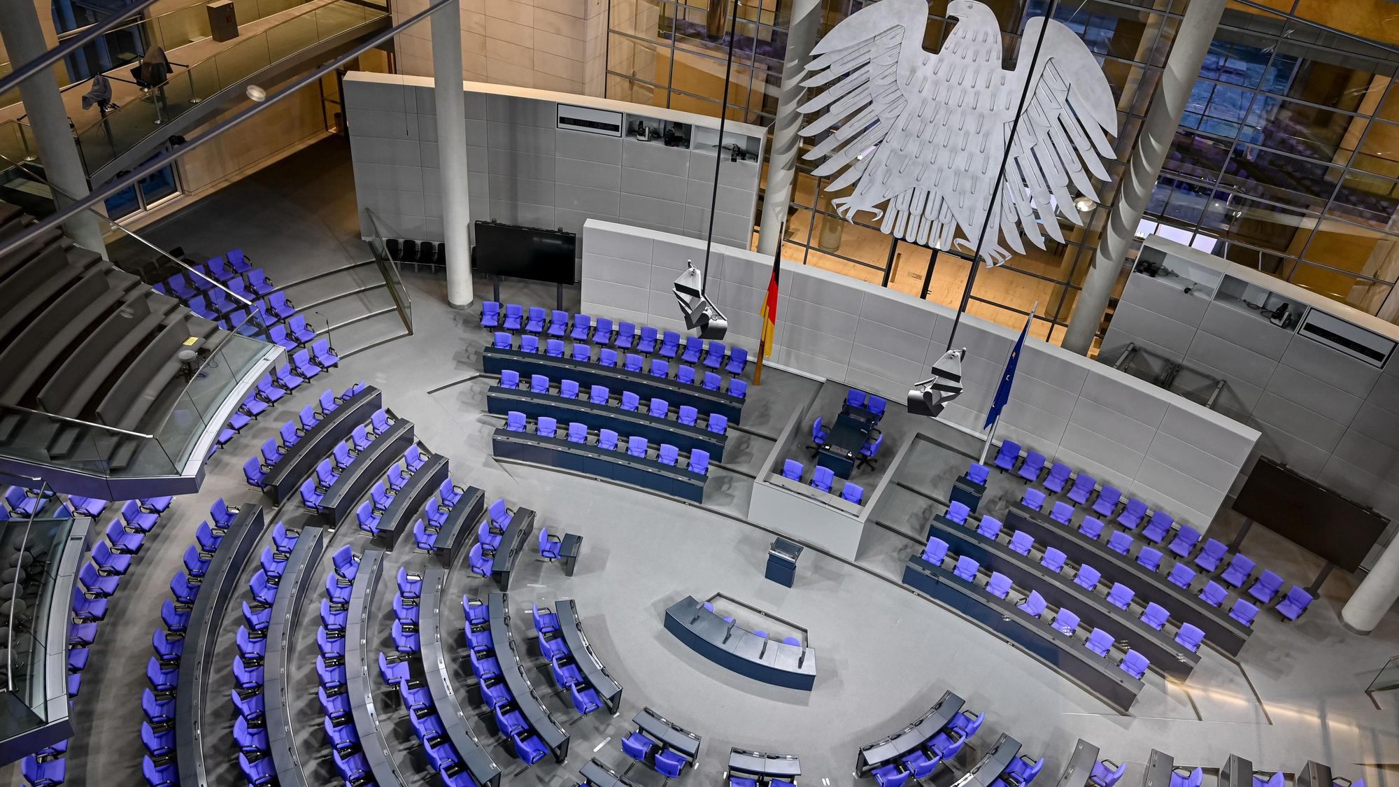 Der Plenarsaal des Deutschen Bundestages ist am Morgen nach der Wahl leer.