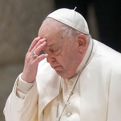 Der Papst bekreuzigt sich.