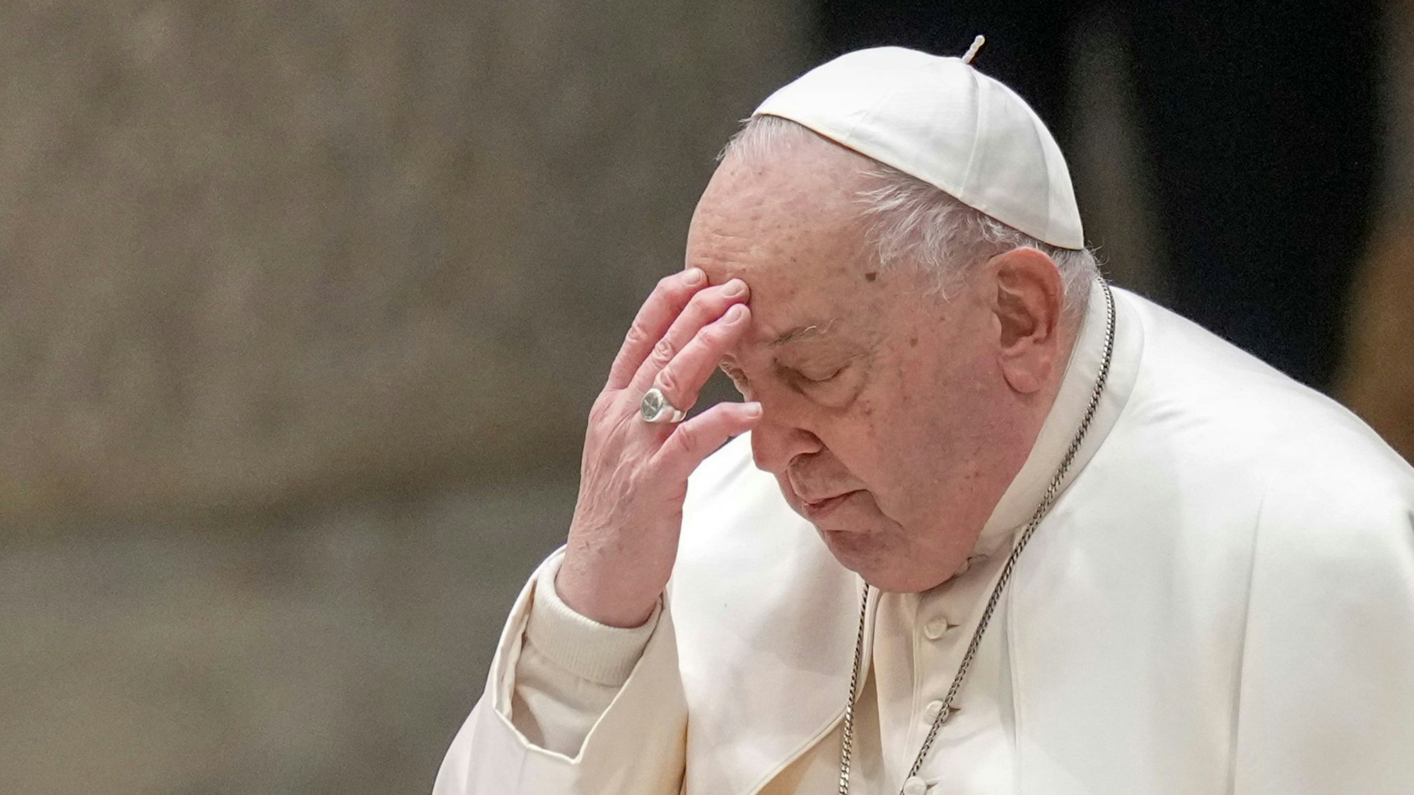 Der Papst bekreuzigt sich.