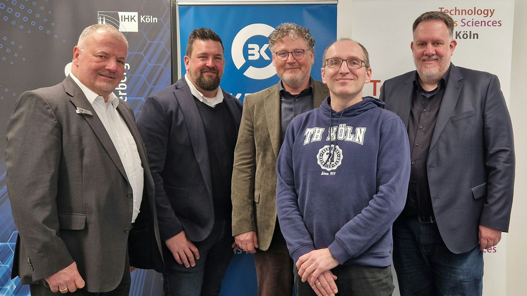 Von links: Michael Sallmann, Dirk Kölschbach (beide IHK), Rainer Gottschlich (Kaufmännisches Berufskolleg Oberberg), Prof. Dr. Roman Bartnik (Studiengangleiter Wirtschaftsingenieurwesen) und Stefan Mitzschke, Bildungsgangleiter Industriekaufleute am KBKO.