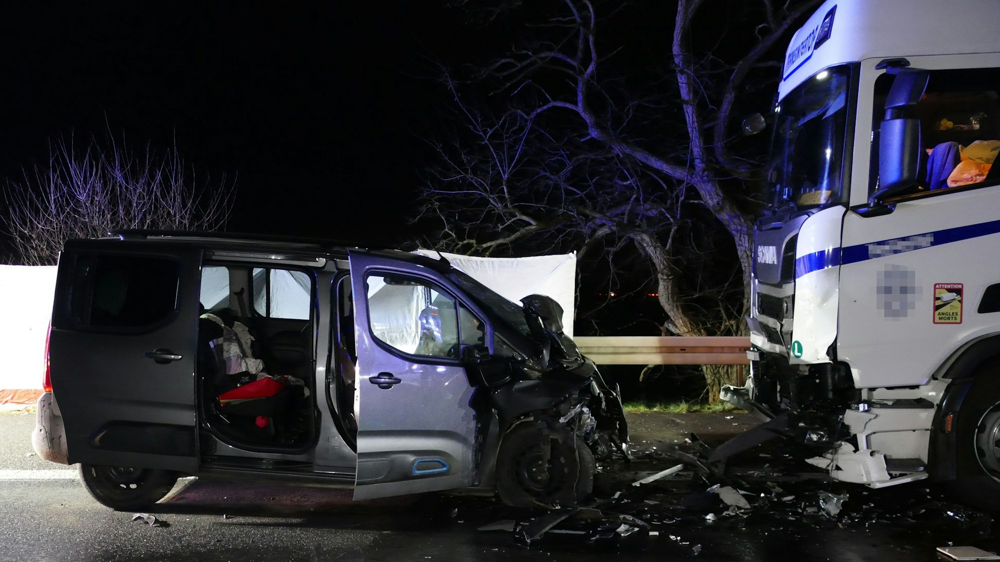 Ein Pkw und ein Lkw stehen sich gegenüber. Die Schäden einer Kollision sind zu sehen.