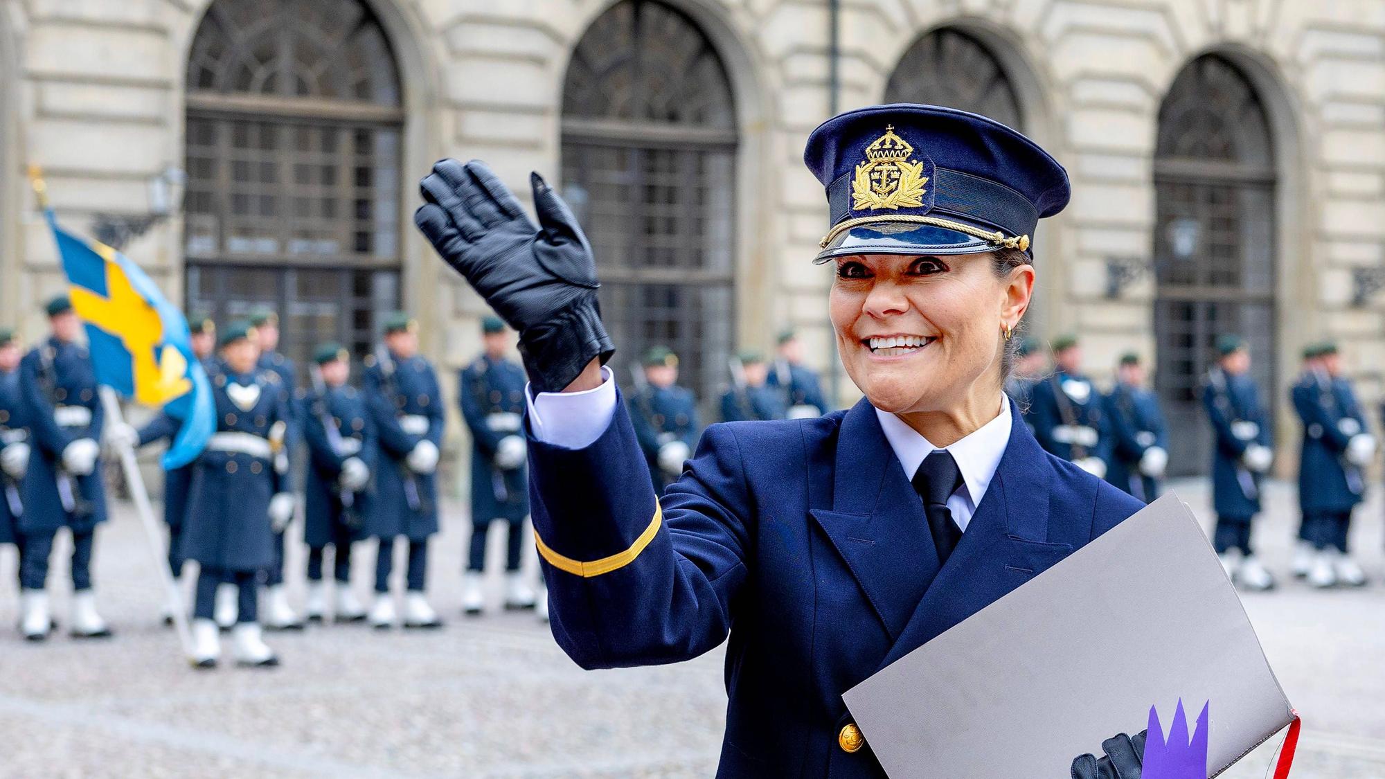 Kronprinzessin Victoria winkt bei den Feierlichkeiten in Stockholm.