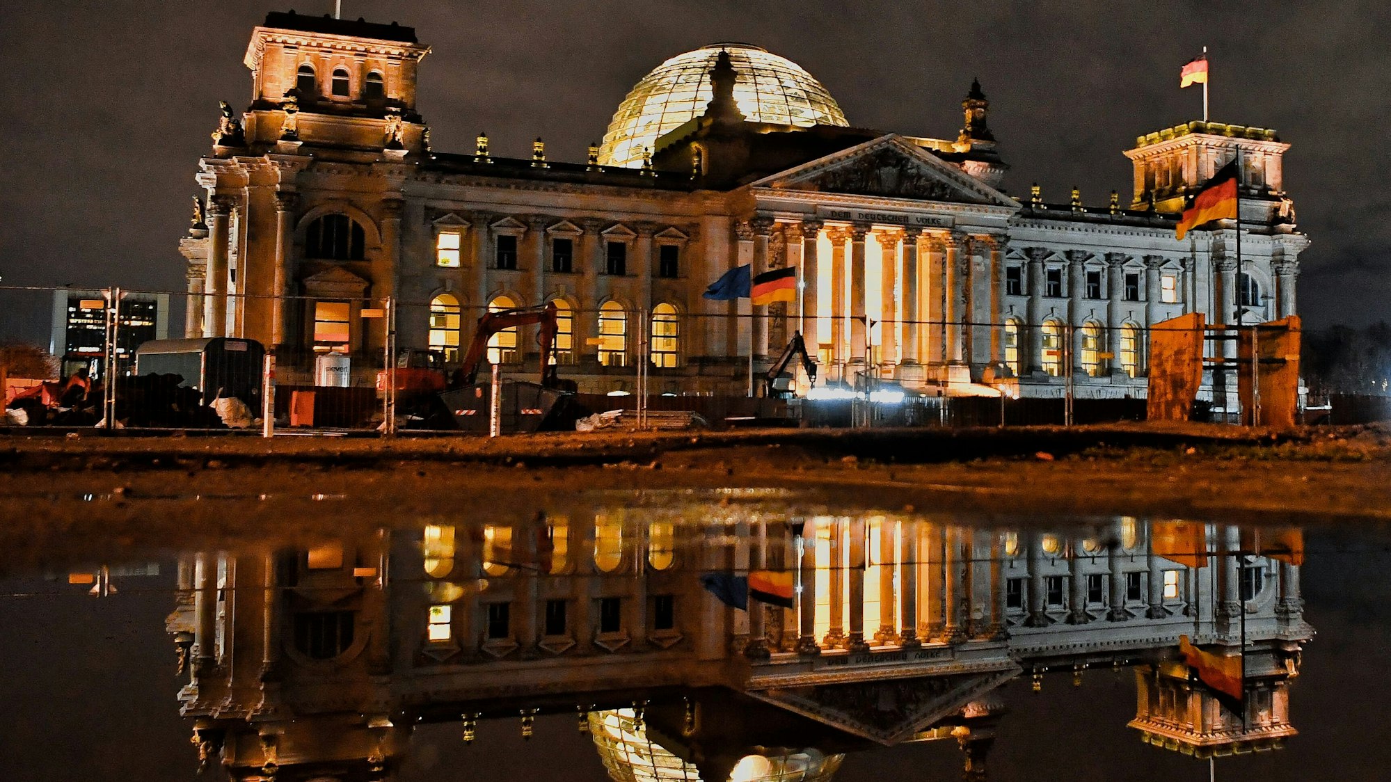 Wolken ziehen am frühen Morgen über das Reichstagsgebäude.