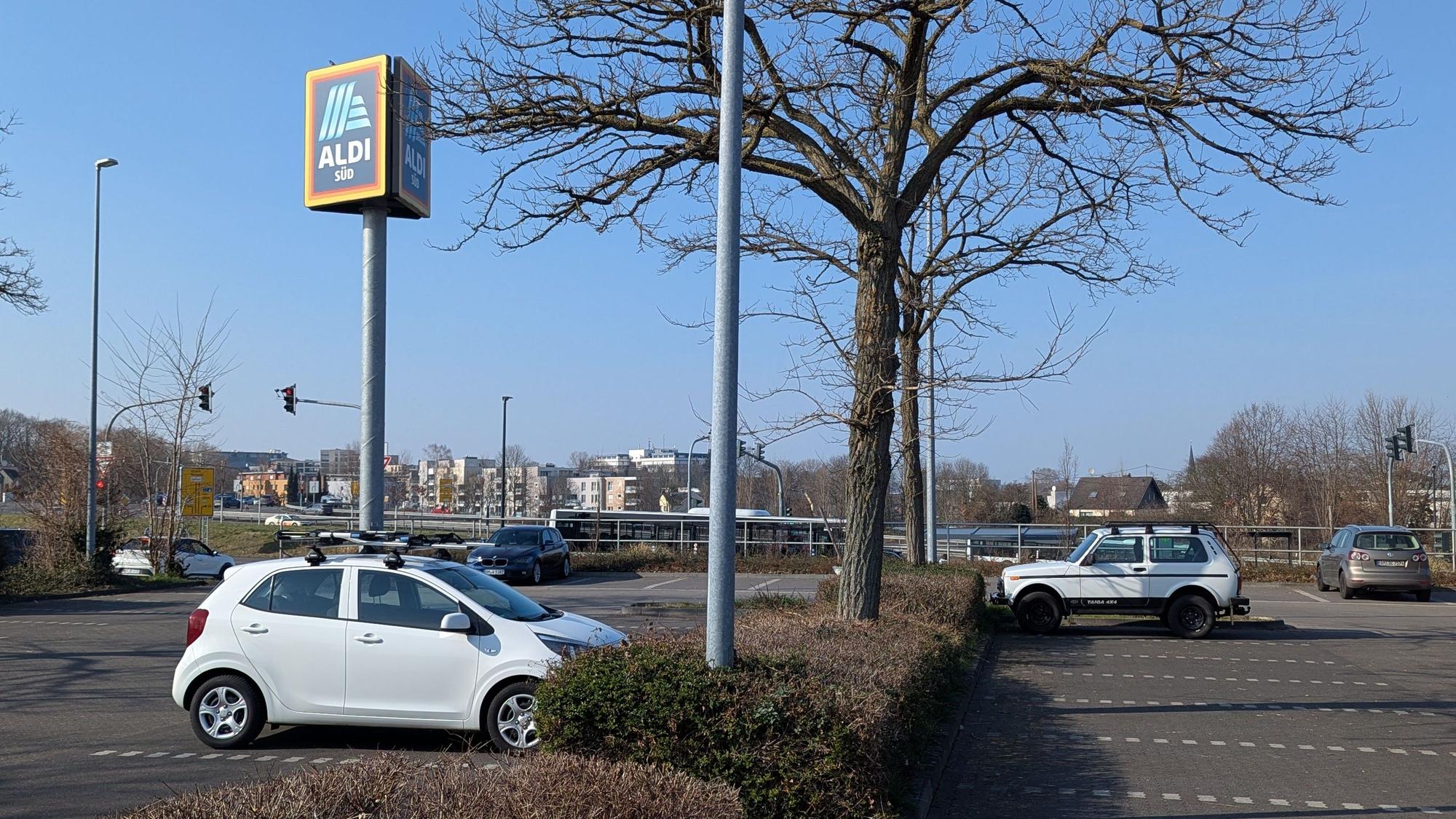 Das Foto zeigt den nördlichen Teil des Parkplatzes der Aldi-Filiale am Fachmarktzentrum in Hermülheim.