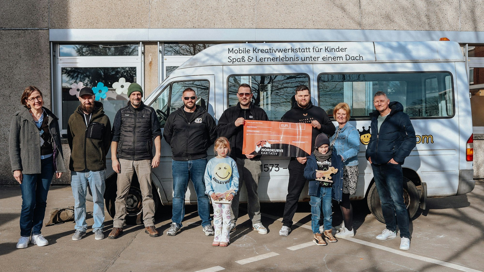 Mitglieder der Organisation übergeben einen Spendenscheck in Höhe von 1000 Euro für das Projekt „Bastelkönig“.