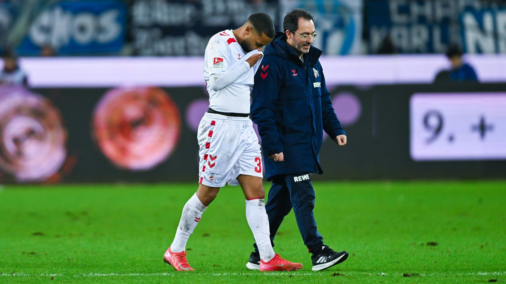 Linton Maina musste das Spiel gegen Karlsruhe vorzeitig beenden. Zuvor soll der Offensivspieler Weiberfastnacht gefeiert haben. Ohne Zustimmung seines Trainers.